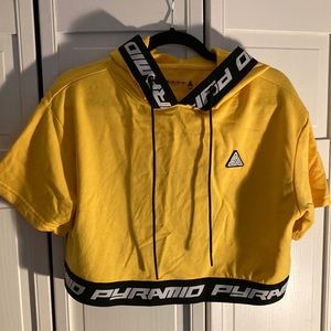 Black Pyramid Crop short sleeve hooded shirt